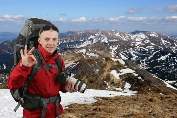 Фотограф путешественник в красной куртке на слоновьей горе — стоковое фото