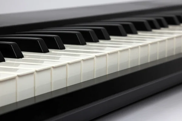 Піаніно ключі крупним планом на білому фоні — стокове фото