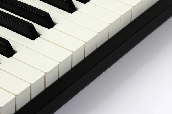 Nahaufnahme der Klaviertasten auf weißem Hintergrund — Stockfoto