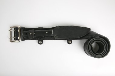 bıçak bir siyah deri kayış bağlı bir deri kılıf