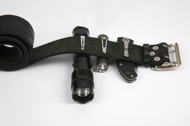 bıçak, bir el feneri ve bir şok tabancası bir siyah deri kayışı katlama