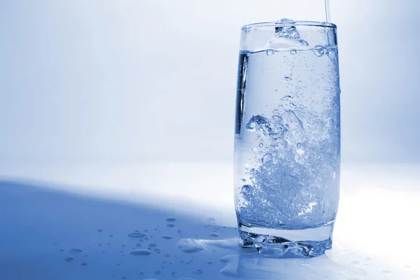 Vízcseppeket, átlátszó üveg, a buborékok a levegő — Stock Fotó