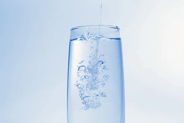 空気の泡で透明なガラスに注ぐ水 — ストック写真