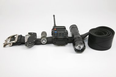 bıçak, radyo vericisi bir el feneri ve bir şok tabancası katlama