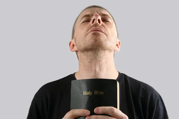 Hombre con la Biblia en sus manos hace la oración — Foto de Stock