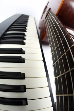 piyano tuşları ve klasik gitar beyaz arka plan üzerinde kapat