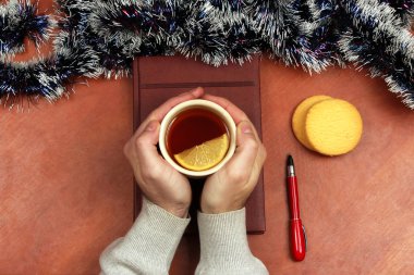 bir fincan çay yeni yıl önce office masada elleriyle