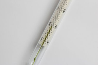 termometre closeup hafif bir arka plan üzerinde