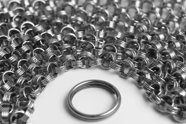 O anel é cercado por um grande número de correntes — Fotografia de Stock