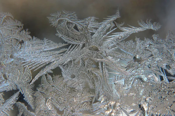 Givre inhabituel sur une fenêtre d'hiver — Photo