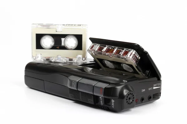 Kleiner Kassettenrecorder mit Mikrokassette auf weißem Hintergrund — Stockfoto