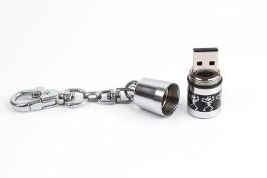 USB flash bellek aygıtı bir hermetik kapatılmış metal durumda