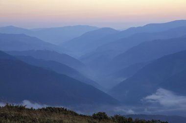 dağ güneş şafaktan önce sis içinde