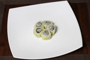 büyük bir kare beyaz tabakta bölümü sushi