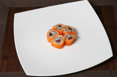 büyük bir kare beyaz tabakta bölümü sushi