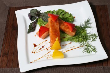 kırmızı balık, kırmızı ve sarı biber ve Yeşiller meze