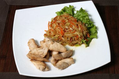 kızarmış tavuk parçaları, lahana ve havuç salata