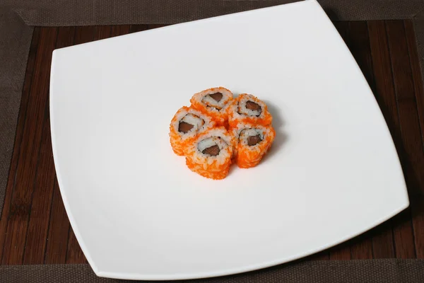 Büyük bir kare beyaz tabakta bölümü sushi — Stok fotoğraf