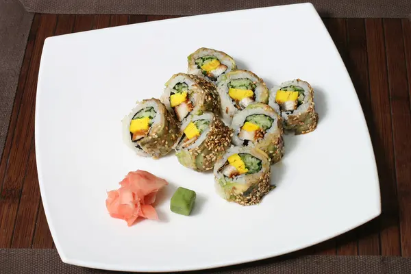 Boa porção de sushi com recheio de vegetais — Fotografia de Stock