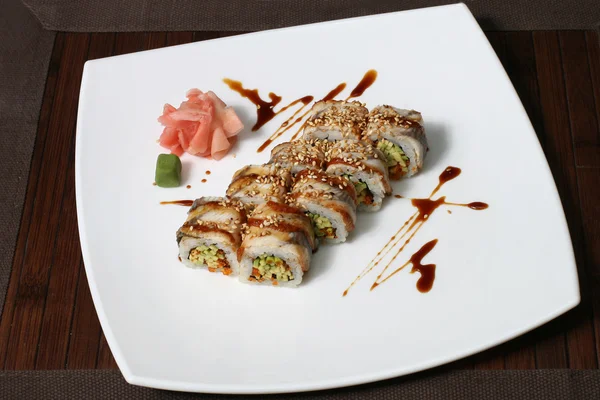 Sushi de porção em uma grande placa branca quadrada — Fotografia de Stock
