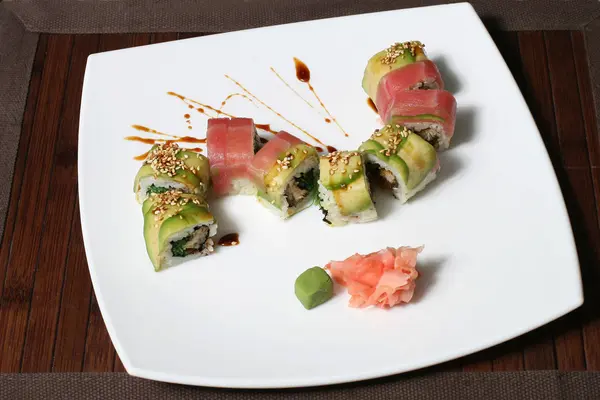 Sushi de porção em uma grande placa branca quadrada — Fotografia de Stock