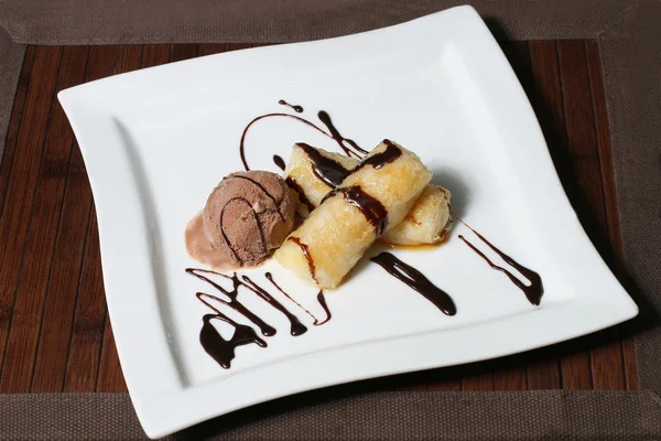 Десерт морозива та бананів з шоколадною глазур'ю — стокове фото