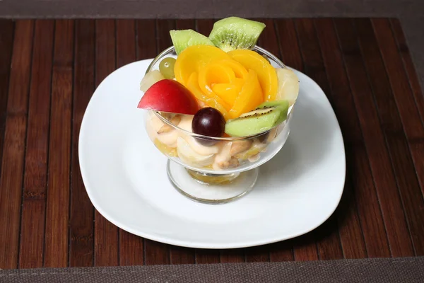 Вітамінний десерт з фруктів і горіхів — стокове фото