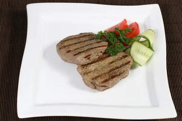 Soczyste mięso z grilla z warzywami — Zdjęcie stockowe