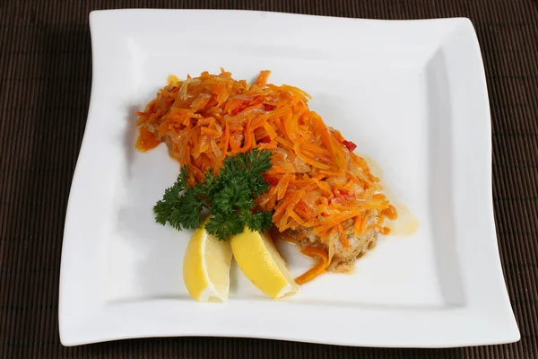 Ikan panggang dengan wortel dan lemon — Stok Foto