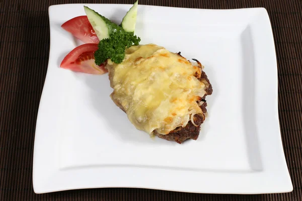 치즈와 야채와 구운 쇠고기 — 스톡 사진