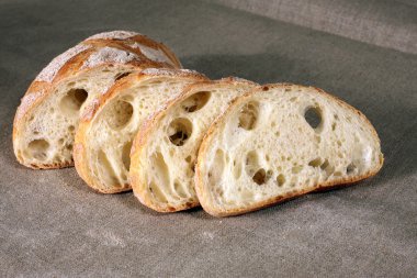 dilimlenmiş beyaz ekmek üzerinde masa örtüsü ketenden