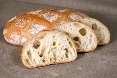 dilimlenmiş beyaz ekmek üzerinde masa örtüsü ketenden