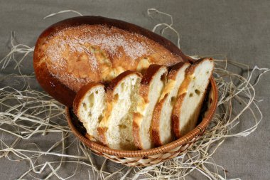 dilimlenmiş beyaz ekmek üzerinde masa örtüsü gri keten hasır sepet içinde olduğunu