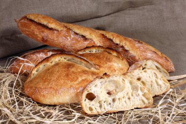 farklı şekiller saman içinde yatan beyaz somun keten gri