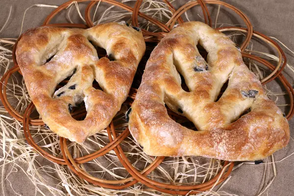 Dois pão branco recheado com azeitonas encontra-se em uma cesta de palha em — Fotografia de Stock