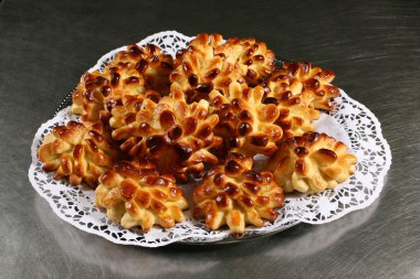 tatlı köknar koni şeklinde bir gri arka plan üzerinde rulo.