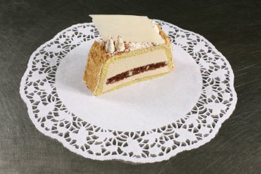 tatlı pasta beyaz peçete üzerinde 