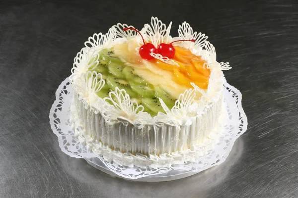 Sweet white cake with pineapple, kiwi and peach — Stock Photo, Image