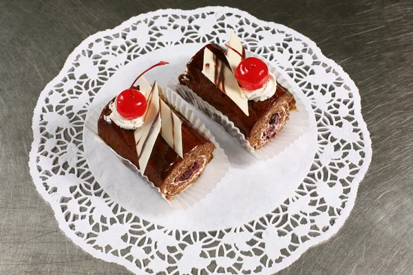 Pastel de chocolate dulce con cerezas sobre un fondo gris —  Fotos de Stock