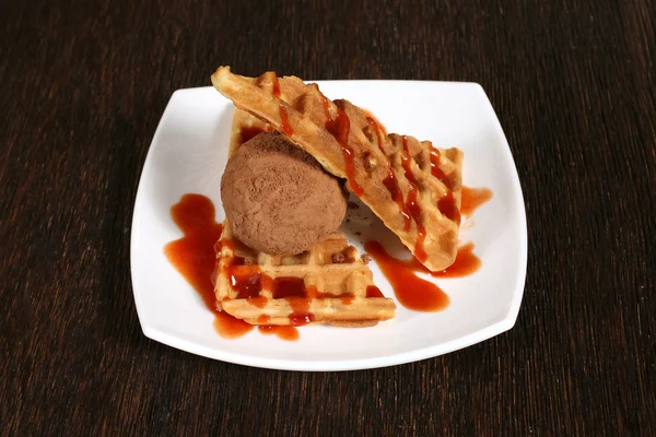 Торты с фруктовым вареньем и шоколадным мороженым на белой тарелке — стоковое фото
