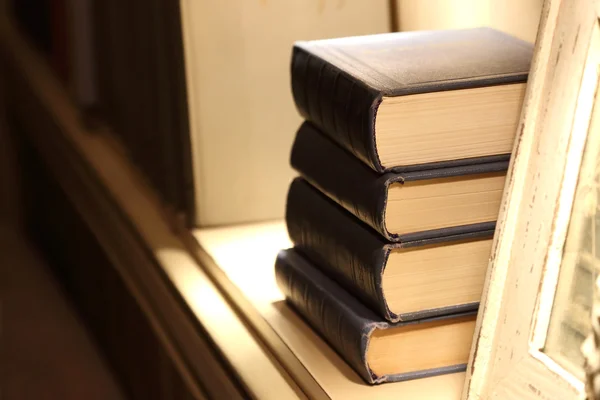 Cuatro gruesos libros que yacen en el estante — Foto de Stock