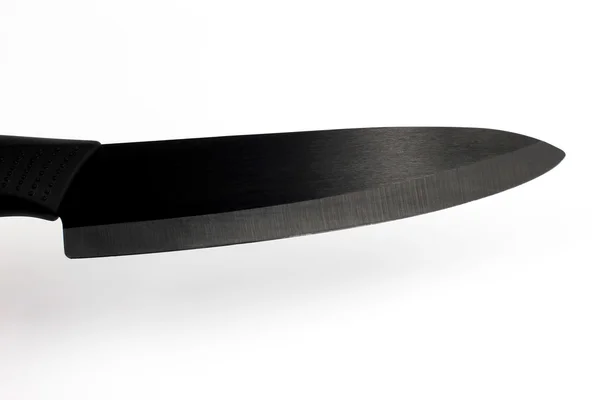 Cuchillo de cocina con hoja de cerámica negra sobre fondo blanco — Foto de Stock