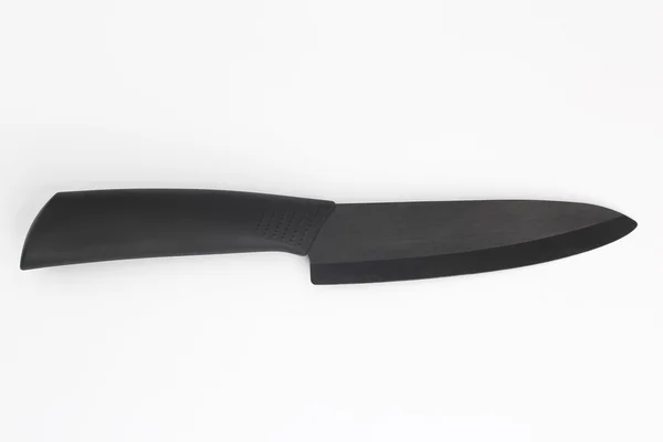 Cuchillo de cocina con hoja de cerámica negra sobre fondo blanco — Foto de Stock