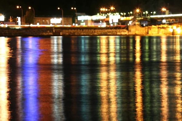 Αντανάκλαση της νύχτας τα φώτα της πόλης στο ποτάμι — Φωτογραφία Αρχείου