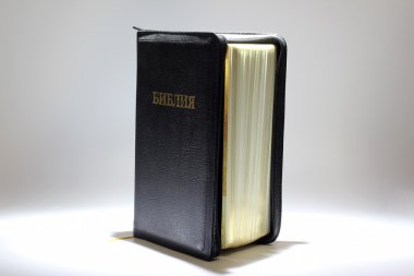 İncil'in beyaz bir arka plan üzerine açık duruyor