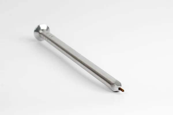 Metal pen in de vorm van de spijker op witte achtergrond — Stockfoto