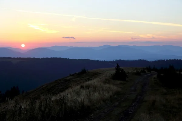 Montanhas antes do amanhecer do sol — Fotografia de Stock