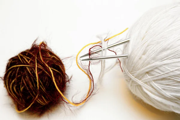 Bolas de lana con agujas de punto sobre fondo blanco — Foto de Stock