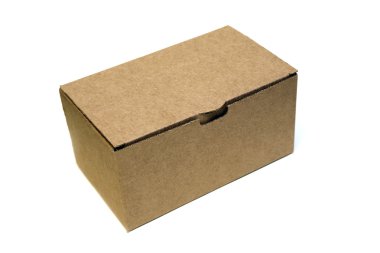 Kapalı karton kutu beyaz arkaplanda izole edildi
