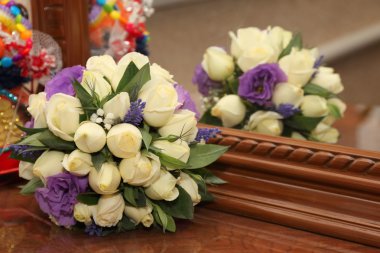 ayna tarafından düğün gelin buketi